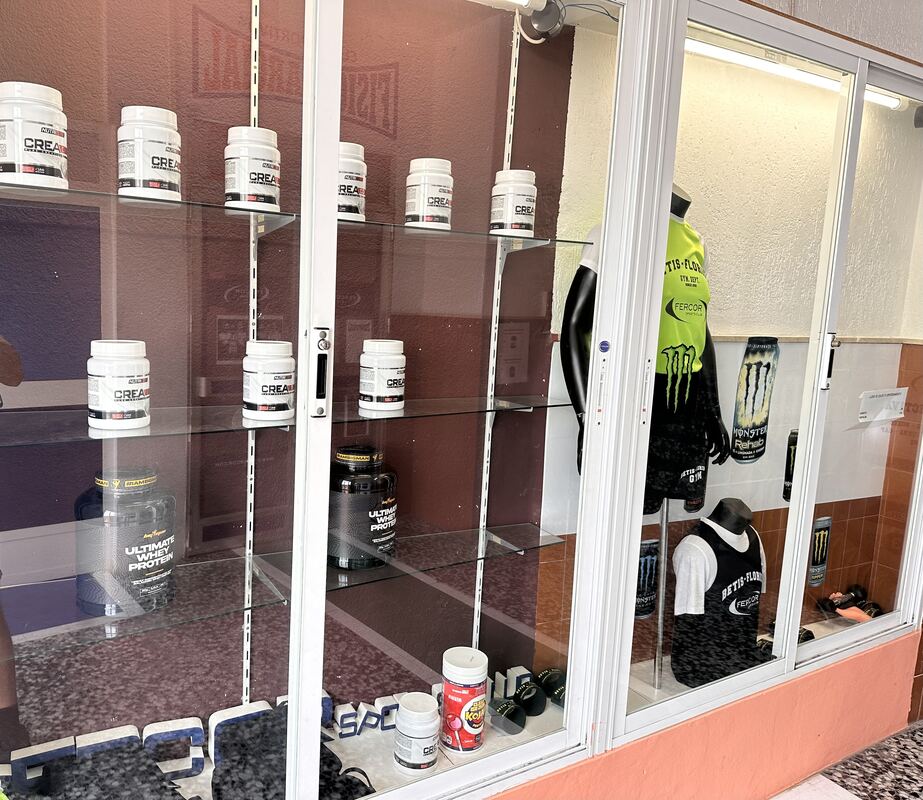Nutrición deportiva — tienda en el gimnasio